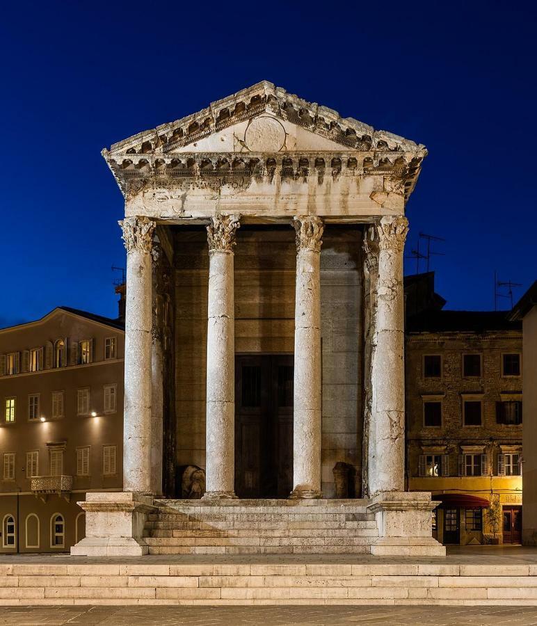 Central Augustus App Пула Екстериор снимка